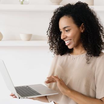 Femme sur son ordinateur en train de choisir ses supports financier épargne salariale